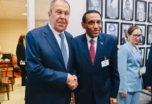 رئيس الوزراء السوداني يلتقي وزير الخارجية الروسي