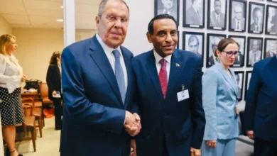 رئيس الوزراء السوداني يلتقي وزير الخارجية الروسي